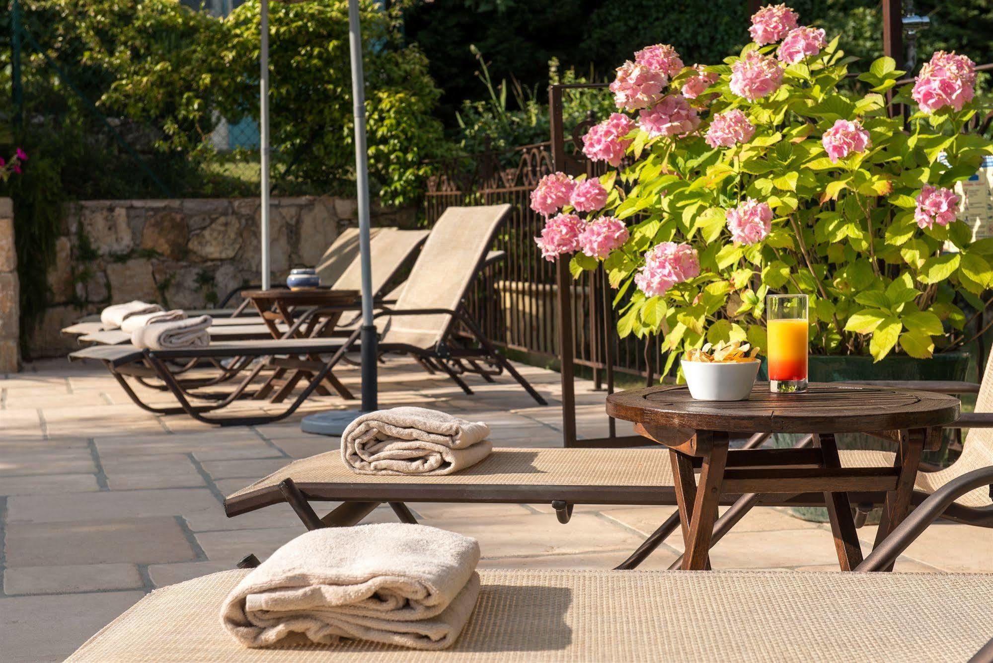 Hotel Du Clos Le Rouret ภายนอก รูปภาพ